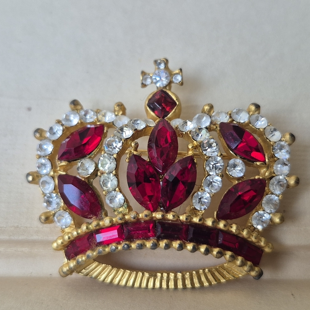 Regal Gold and Red Gemstone Crown Brooch